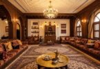 مجلس تراثي خليجي فخم بتصميم عربي اصيل مع وسائد ملكية وديكورات شعبية تقليدية
